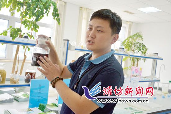 王曉凱正在介紹“旱地寶”的優(yōu)勢。